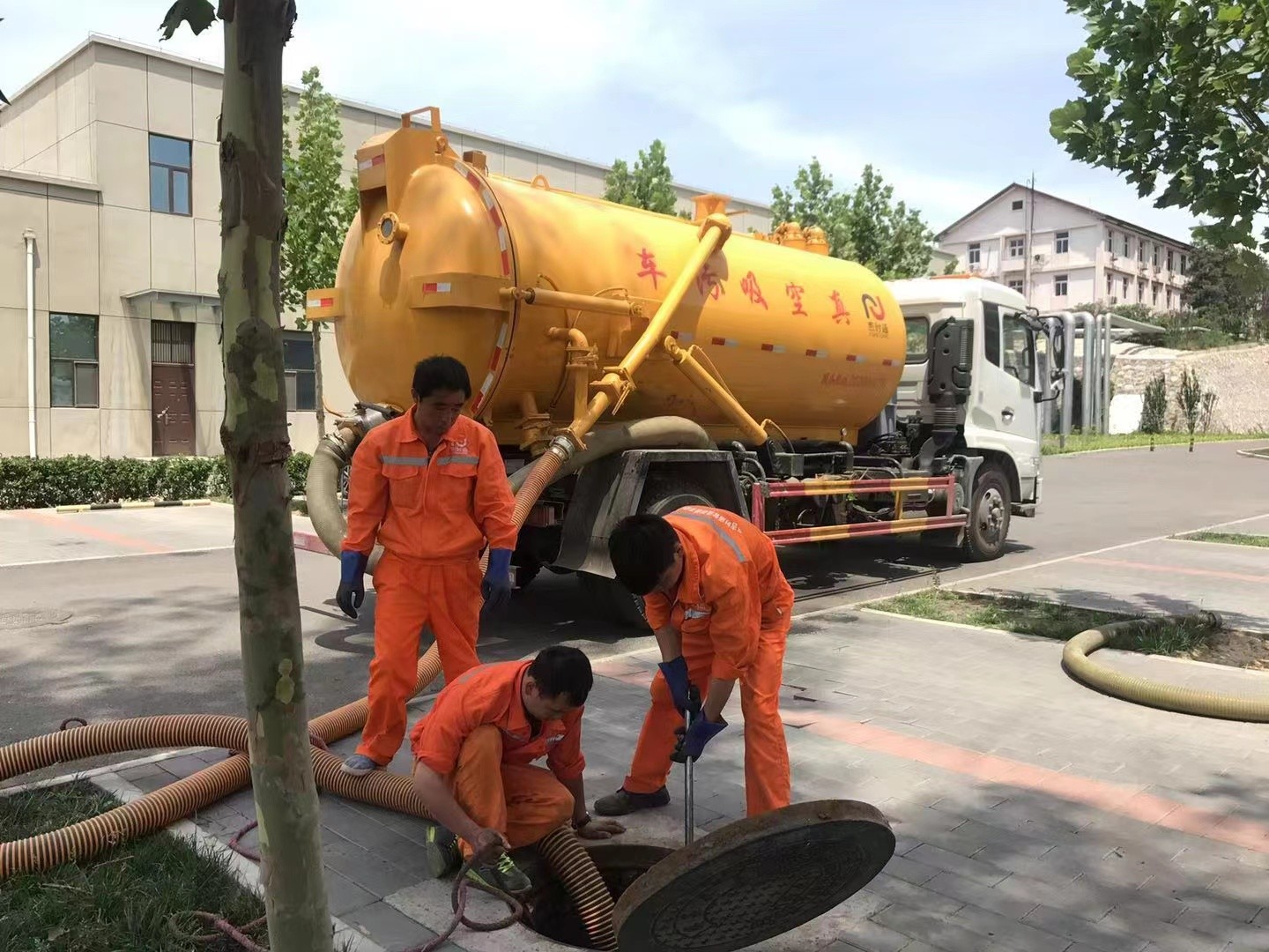 泾川管道疏通车停在窨井附近